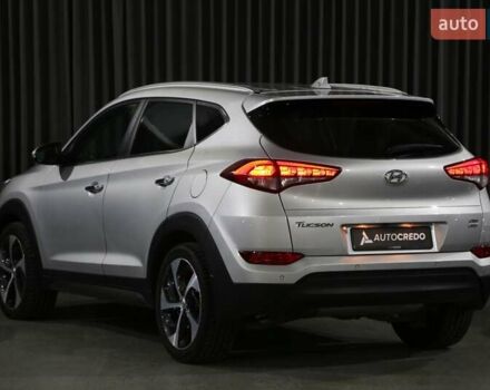 Серый Хендай Туксон, объемом двигателя 2 л и пробегом 126 тыс. км за 19400 $, фото 4 на Automoto.ua