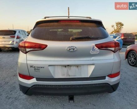 Серый Хендай Туксон, объемом двигателя 2 л и пробегом 111 тыс. км за 2400 $, фото 5 на Automoto.ua