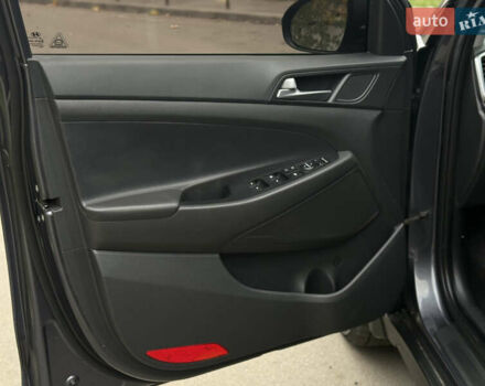 Серый Хендай Туксон, объемом двигателя 2 л и пробегом 195 тыс. км за 15000 $, фото 24 на Automoto.ua