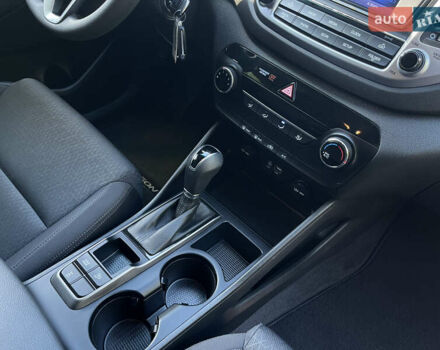 Сірий Хендай Туксон, об'ємом двигуна 2 л та пробігом 93 тис. км за 14300 $, фото 18 на Automoto.ua