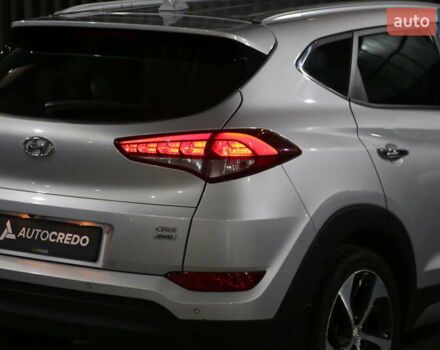 Серый Хендай Туксон, объемом двигателя 2 л и пробегом 126 тыс. км за 19400 $, фото 7 на Automoto.ua