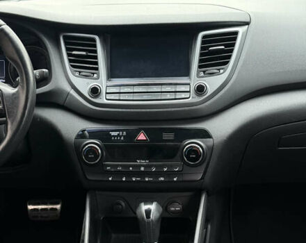 Серый Хендай Туксон, объемом двигателя 2 л и пробегом 195 тыс. км за 15000 $, фото 14 на Automoto.ua