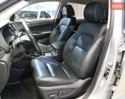 Серый Хендай Туксон, объемом двигателя 2 л и пробегом 126 тыс. км за 19400 $, фото 8 на Automoto.ua