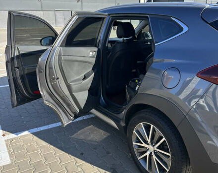 Серый Хендай Туксон, объемом двигателя 1.69 л и пробегом 184 тыс. км за 17000 $, фото 3 на Automoto.ua