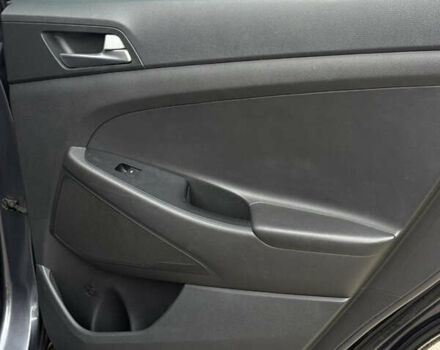 Серый Хендай Туксон, объемом двигателя 2 л и пробегом 195 тыс. км за 15000 $, фото 16 на Automoto.ua