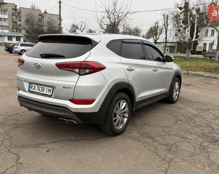 Сірий Хендай Туксон, об'ємом двигуна 2 л та пробігом 206 тис. км за 16000 $, фото 4 на Automoto.ua