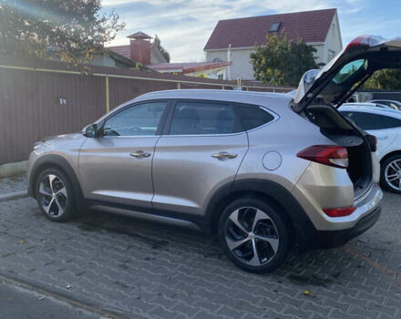 Серый Хендай Туксон, объемом двигателя 2 л и пробегом 168 тыс. км за 19000 $, фото 1 на Automoto.ua