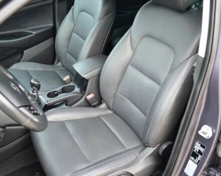 Серый Хендай Туксон, объемом двигателя 1.69 л и пробегом 165 тыс. км за 9600 $, фото 7 на Automoto.ua