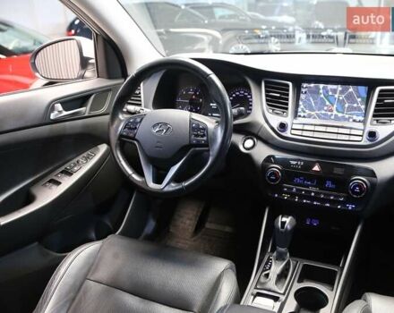 Серый Хендай Туксон, объемом двигателя 2 л и пробегом 126 тыс. км за 19400 $, фото 12 на Automoto.ua