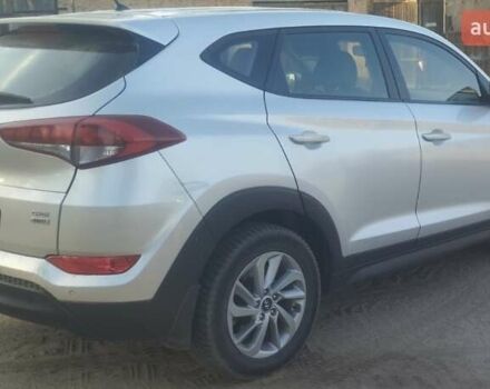 Сірий Хендай Туксон, об'ємом двигуна 2 л та пробігом 348 тис. км за 12900 $, фото 4 на Automoto.ua