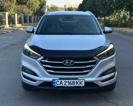 Серый Хендай Туксон, объемом двигателя 2 л и пробегом 210 тыс. км за 15600 $, фото 2 на Automoto.ua