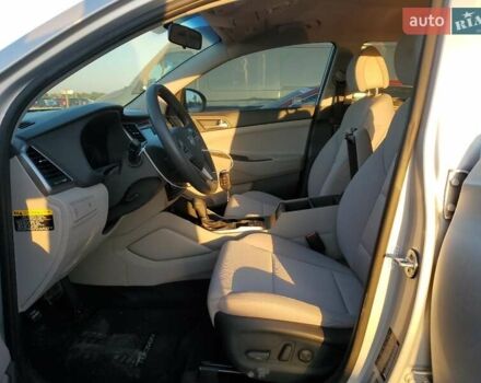 Серый Хендай Туксон, объемом двигателя 2 л и пробегом 111 тыс. км за 2400 $, фото 6 на Automoto.ua