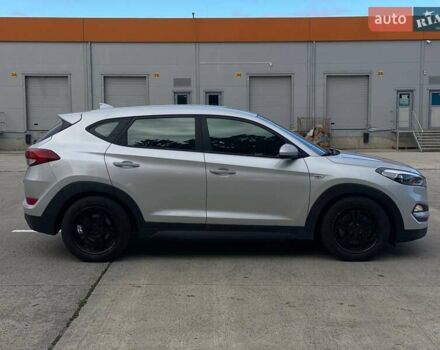 Серый Хендай Туксон, объемом двигателя 1.7 л и пробегом 99 тыс. км за 15490 $, фото 3 на Automoto.ua
