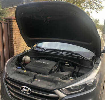 Серый Хендай Туксон, объемом двигателя 2 л и пробегом 166 тыс. км за 20500 $, фото 3 на Automoto.ua