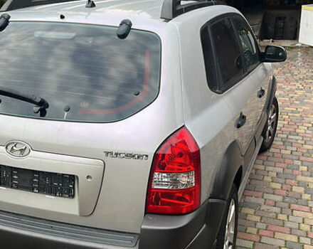 Серый Хендай Туксон, объемом двигателя 2 л и пробегом 192 тыс. км за 7777 $, фото 3 на Automoto.ua