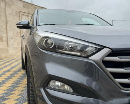 Серый Хендай Туксон, объемом двигателя 2 л и пробегом 183 тыс. км за 16400 $, фото 3 на Automoto.ua