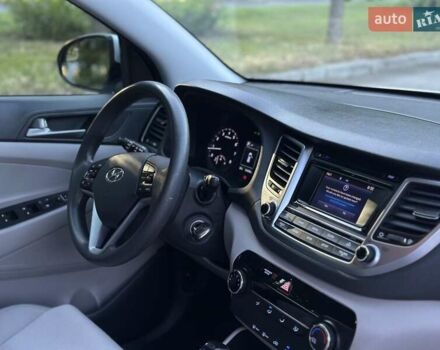 Серый Хендай Туксон, объемом двигателя 2 л и пробегом 210 тыс. км за 15400 $, фото 54 на Automoto.ua