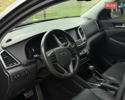 Серый Хендай Туксон, объемом двигателя 2 л и пробегом 195 тыс. км за 15000 $, фото 22 на Automoto.ua