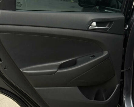 Серый Хендай Туксон, объемом двигателя 2 л и пробегом 195 тыс. км за 15000 $, фото 27 на Automoto.ua