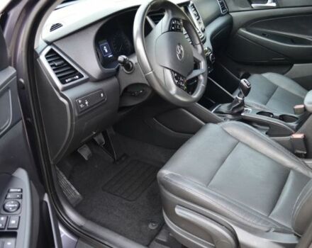 Серый Хендай Туксон, объемом двигателя 1.69 л и пробегом 165 тыс. км за 9600 $, фото 6 на Automoto.ua