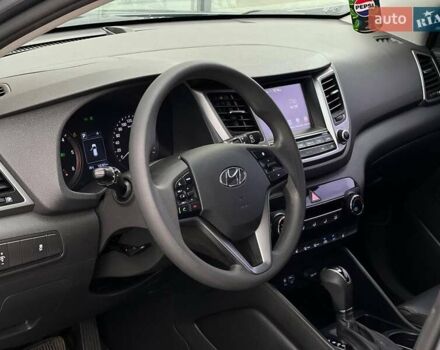 Хендай Туксон 2016 в Киеве на Automoto.ua Серый Хендай Туксон, объемом двигателя 1.7 л и пробегом 134 тыс. км за 15990 $, фото 17 на Automoto.ua