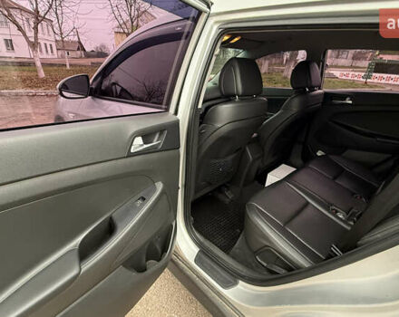 Сірий Хендай Туксон, об'ємом двигуна 2 л та пробігом 206 тис. км за 16000 $, фото 14 на Automoto.ua