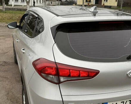 Сірий Хендай Туксон, об'ємом двигуна 2 л та пробігом 206 тис. км за 16000 $, фото 7 на Automoto.ua