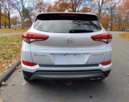 Серый Хендай Туксон, объемом двигателя 1.6 л и пробегом 74 тыс. км за 3900 $, фото 2 на Automoto.ua