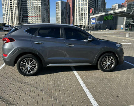 Серый Хендай Туксон, объемом двигателя 1.69 л и пробегом 184 тыс. км за 17000 $, фото 2 на Automoto.ua