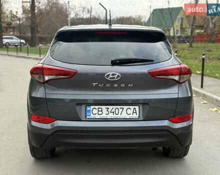 Серый Хендай Туксон, объемом двигателя 2 л и пробегом 195 тыс. км за 15000 $, фото 6 на Automoto.ua