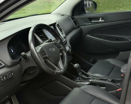 Серый Хендай Туксон, объемом двигателя 2 л и пробегом 195 тыс. км за 15000 $, фото 23 на Automoto.ua