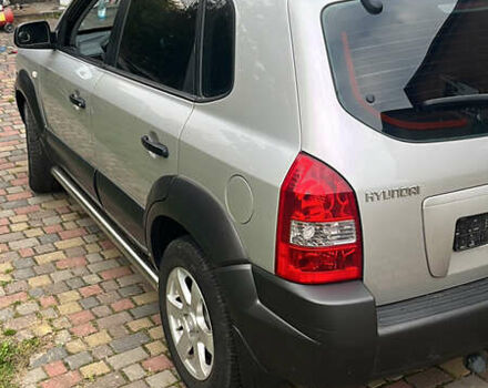 Серый Хендай Туксон, объемом двигателя 2 л и пробегом 192 тыс. км за 7777 $, фото 2 на Automoto.ua