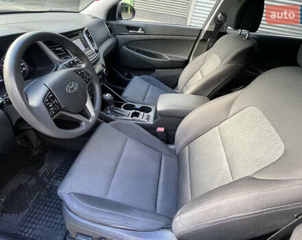 Серый Хендай Туксон, объемом двигателя 2 л и пробегом 125 тыс. км за 15600 $, фото 6 на Automoto.ua