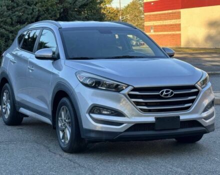 Сірий Хендай Туксон, об'ємом двигуна 2 л та пробігом 70 тис. км за 3900 $, фото 2 на Automoto.ua