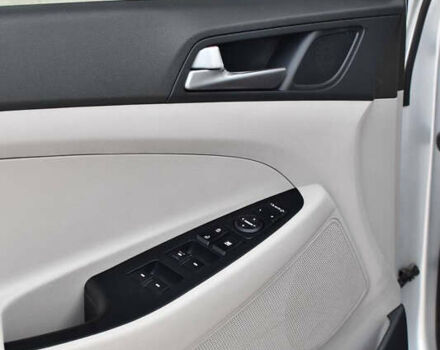 Сірий Хендай Туксон, об'ємом двигуна 2 л та пробігом 117 тис. км за 16900 $, фото 3 на Automoto.ua