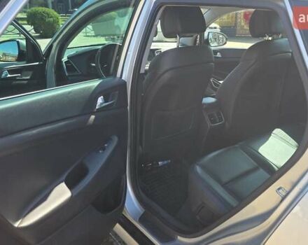 Серый Хендай Туксон, объемом двигателя 2 л и пробегом 137 тыс. км за 18900 $, фото 6 на Automoto.ua