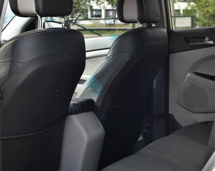 Сірий Хендай Туксон, об'ємом двигуна 2 л та пробігом 117 тис. км за 16900 $, фото 12 на Automoto.ua