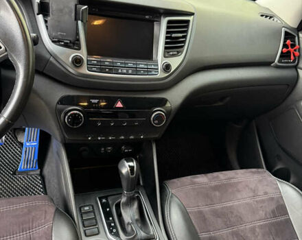 Сірий Хендай Туксон, об'ємом двигуна 2 л та пробігом 170 тис. км за 16900 $, фото 7 на Automoto.ua