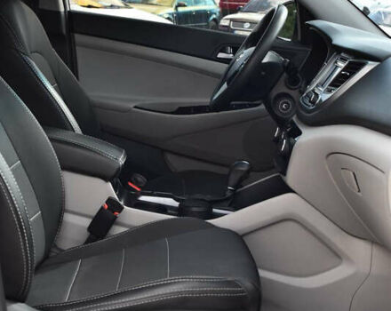 Сірий Хендай Туксон, об'ємом двигуна 2 л та пробігом 117 тис. км за 16900 $, фото 5 на Automoto.ua