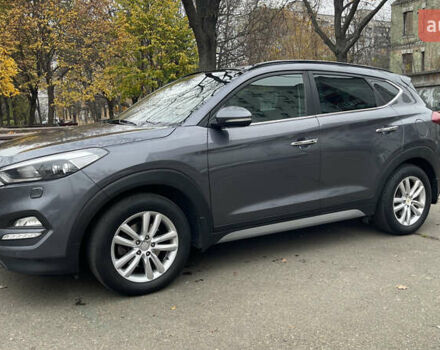 Серый Хендай Туксон, объемом двигателя 2 л и пробегом 193 тыс. км за 15300 $, фото 2 на Automoto.ua