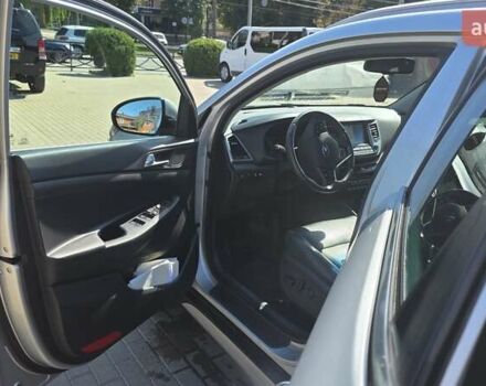 Серый Хендай Туксон, объемом двигателя 2 л и пробегом 137 тыс. км за 18900 $, фото 7 на Automoto.ua