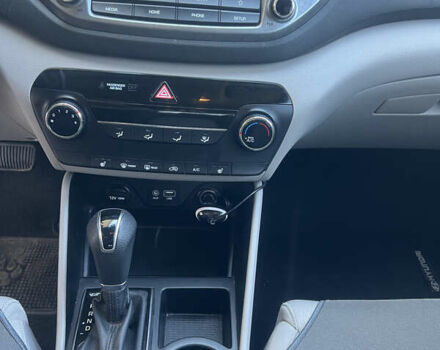 Серый Хендай Туксон, объемом двигателя 2 л и пробегом 118 тыс. км за 17200 $, фото 10 на Automoto.ua