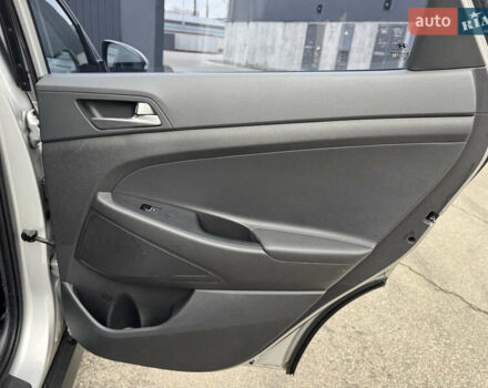 Серый Хендай Туксон, объемом двигателя 2 л и пробегом 122 тыс. км за 17500 $, фото 11 на Automoto.ua