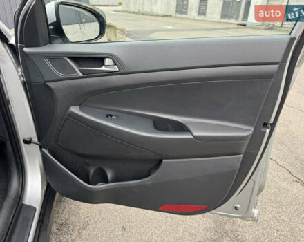 Серый Хендай Туксон, объемом двигателя 2 л и пробегом 122 тыс. км за 17500 $, фото 9 на Automoto.ua