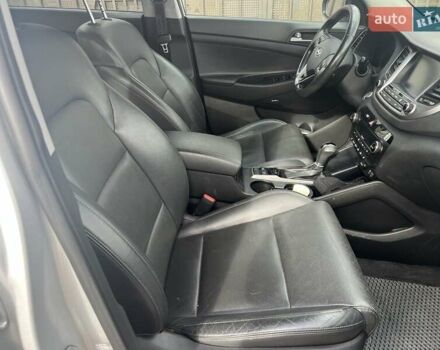 Сірий Хендай Туксон, об'ємом двигуна 2 л та пробігом 117 тис. км за 15900 $, фото 6 на Automoto.ua