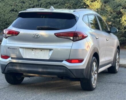 Сірий Хендай Туксон, об'ємом двигуна 2 л та пробігом 70 тис. км за 3900 $, фото 4 на Automoto.ua