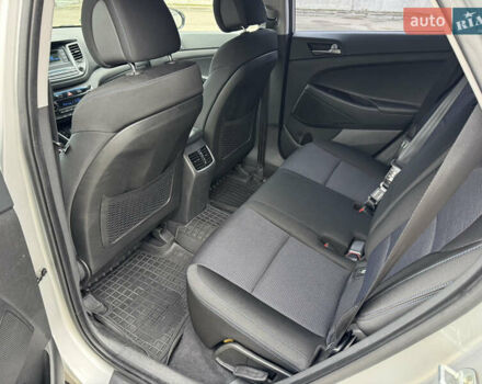 Серый Хендай Туксон, объемом двигателя 2 л и пробегом 122 тыс. км за 17500 $, фото 13 на Automoto.ua