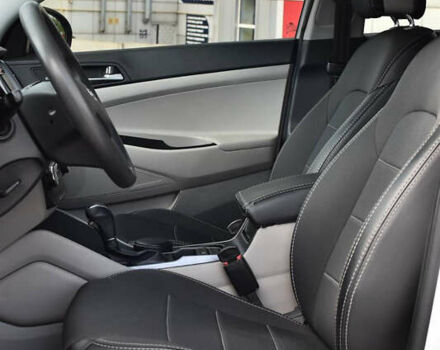 Сірий Хендай Туксон, об'ємом двигуна 2 л та пробігом 117 тис. км за 16900 $, фото 2 на Automoto.ua