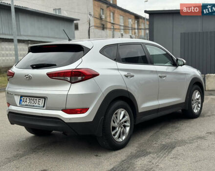 Серый Хендай Туксон, объемом двигателя 2 л и пробегом 122 тыс. км за 17500 $, фото 3 на Automoto.ua