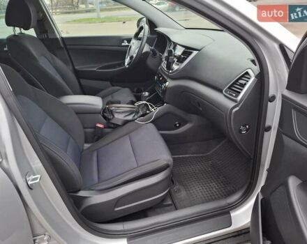 Сірий Хендай Туксон, об'ємом двигуна 2 л та пробігом 98 тис. км за 18500 $, фото 13 на Automoto.ua